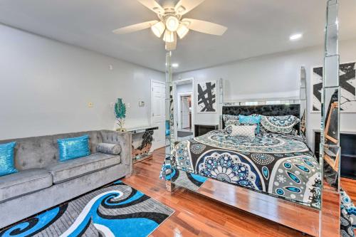 - un salon avec un lit et un ventilateur de plafond dans l'établissement Glam New Orleans Vacation Rental with Deck!, à La Nouvelle-Orléans