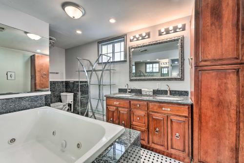 La salle de bains est pourvue d'une baignoire, d'un lavabo et d'un miroir. dans l'établissement Glam New Orleans Vacation Rental with Deck!, à La Nouvelle-Orléans