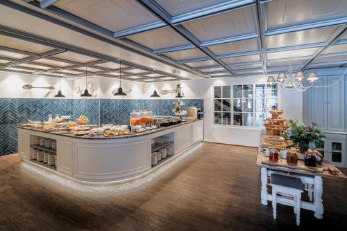 - une grande cuisine avec un comptoir avec de la nourriture dans l'établissement Le Mirabeau Resort & Spa, à Zermatt
