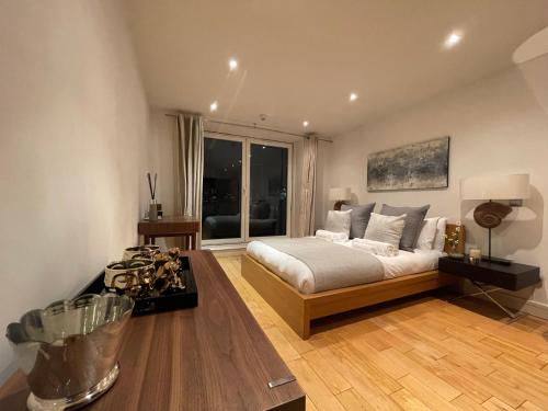 een slaapkamer met een bed en een groot raam bij Stunning Westminster Apartment in Londen