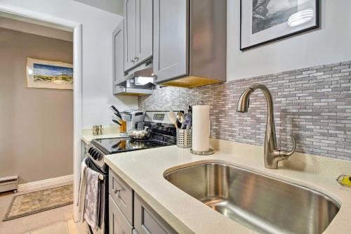 Point RichmondWalk to Keller Beach Waterfront Studio with Hot Tub的带水槽和炉灶的厨房