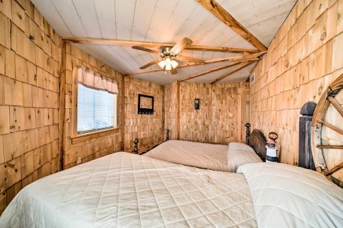 una camera con letto e ventilatore a soffitto di Rustic Iowa Cabin 10 Mi to Maquoketa Caves a Spragueville