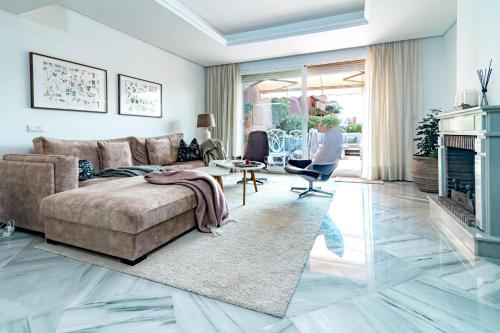 Posedenie v ubytovaní Tropical Palmy 3 bedroom Townhouse in Nueva Andalucia close to Puerto Banus