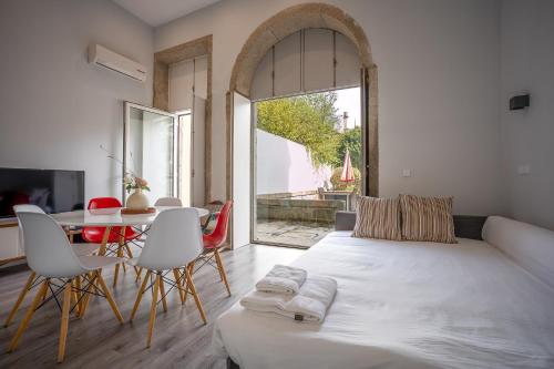 um quarto com uma cama, uma mesa e cadeiras em Oporto Trendy Apartments no Porto