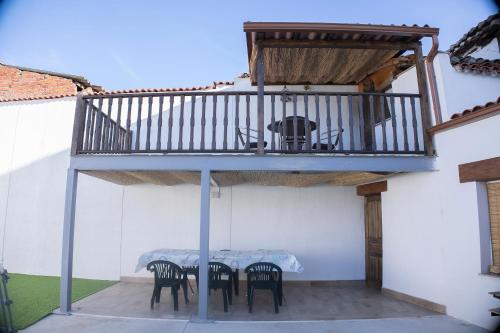 a deck with a table and chairs on a patio at CASA RURAL VEGASAN in Santa Colomba de la Vega