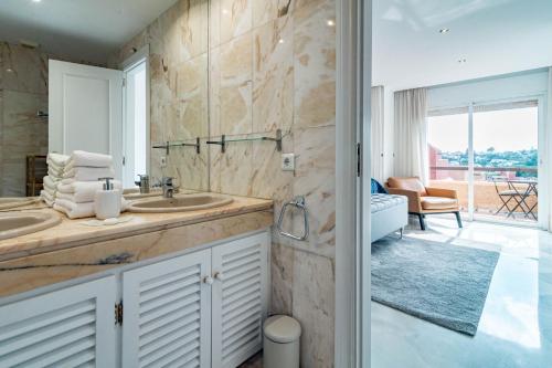 Kúpeľňa v ubytovaní Tropical Palmy 3 bedroom Townhouse in Nueva Andalucia close to Puerto Banus