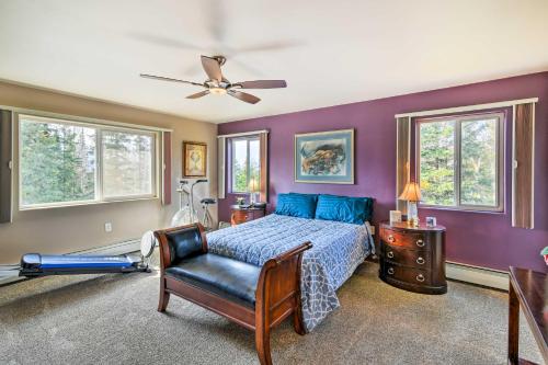 een slaapkamer met een bed en een plafondventilator bij Hillside Anchorage Home by Hiking and Biking Trails! in Anchorage