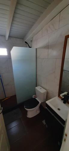 Baño pequeño con aseo y lavamanos en Cabañas WerMa en El Calafate