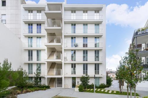 WHome City View Penthouse Luxurious Living in Lisbon with AC & Elevator
