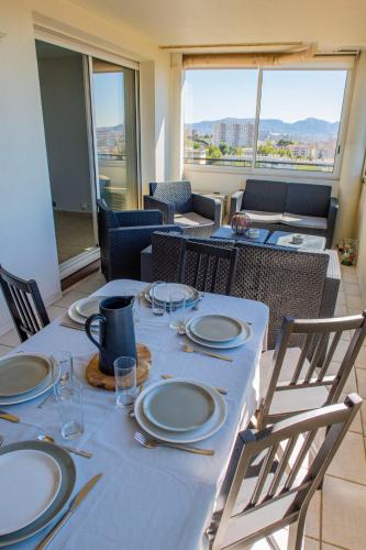 une table avec des assiettes et des verres au-dessus dans l'établissement Côté mer, à Marseille
