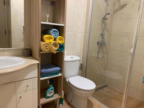 y baño con ducha, aseo y lavamanos. en La Mar 2 bed 2 bath in sought after position FREE WIFI, en Puerto de Santiago