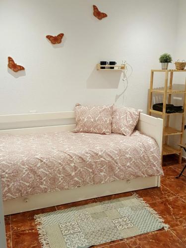a room with a couch with a pink blanket at Casa del Castillo by Naturadrada in La Adrada