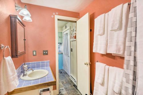 Ένα μπάνιο στο Winter Park Studio Condo - 5 Mins to Downtown!