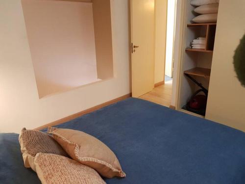 1 dormitorio con 1 cama con 2 almohadas en HIP YRI - DOWN TOWN-ELEGANTE LOFT-Duplex para 2 personas - LA PAGA DEBE SER A TRAVÉS DE PAYPAL Y POR ADELANTADO en Buenos Aires