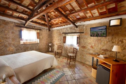 um quarto com uma cama, uma mesa e cadeiras em Hotel Baglio Santacroce em Valderice