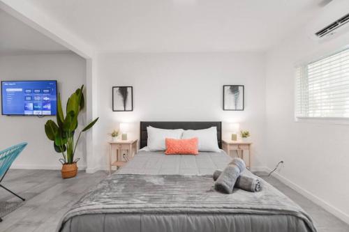 ein Schlafzimmer mit einem großen Bett in einem weißen Zimmer in der Unterkunft Fantastic studio near the beach in Miami