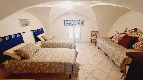 Ένα ή περισσότερα κρεβάτια σε δωμάτιο στο Ambra House