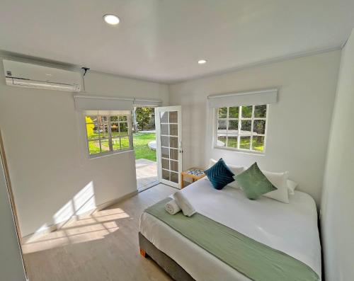 a bedroom with a white bed and a window at Zaba Beach House in San Andrés