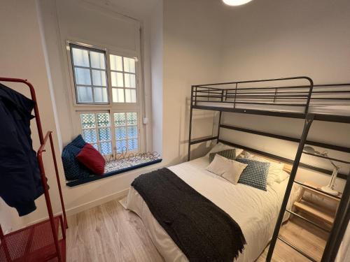 Posteľ alebo postele v izbe v ubytovaní Patiovecino Apartment Centro de Cádiz