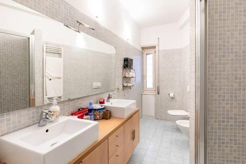 La salle de bains est pourvue d'un lavabo, de toilettes et d'un miroir. dans l'établissement 7GF HOME, à Rome