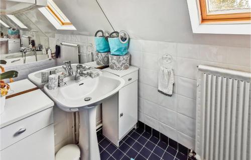 y baño con lavabo y espejo. en Gorgeous Home In Yvre-la-ville With Wifi, en Yèvre-la-Ville