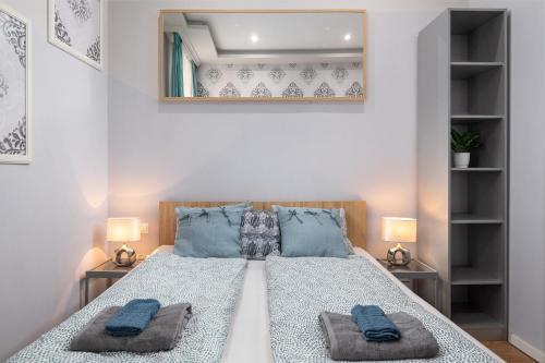 1 dormitorio con 1 cama con 2 toallas en Synagogue Apartments, en Budapest