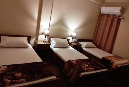 Un pat sau paturi într-o cameră la Canal view hotel