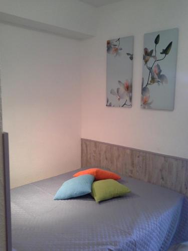 une chambre avec un lit avec deux oreillers dessus dans l'établissement Studio double cabine vu mer, au Grau-du-Roi