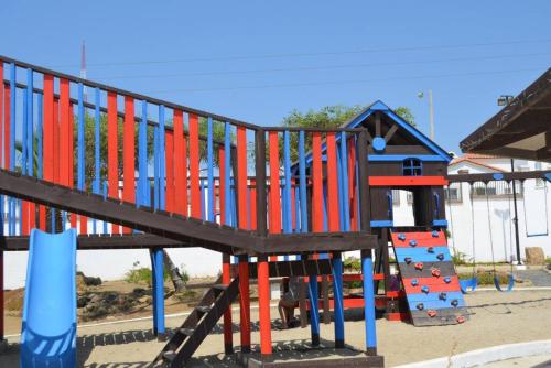 Ο χώρος παιχνιδιού για παιδιά στο Rosarito Ocean View Home