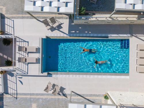 una vista aérea de un hombre nadando en una piscina en Matala Prime Villas en Matala