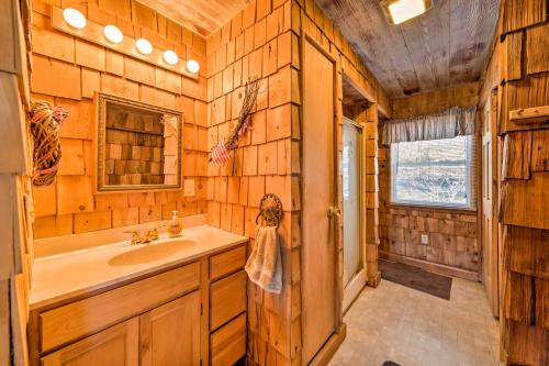 Koupelna v ubytování Secluded Spragueville Cabin by ATV Trails and River!