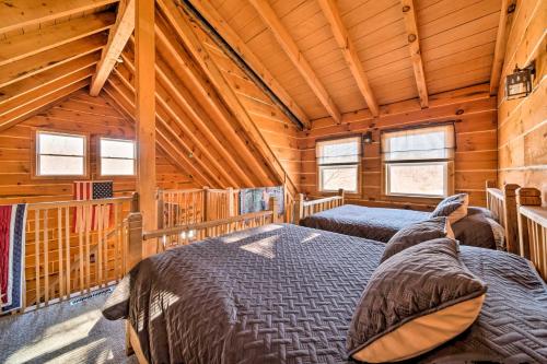 Postel nebo postele na pokoji v ubytování Secluded Spragueville Cabin by ATV Trails and River!
