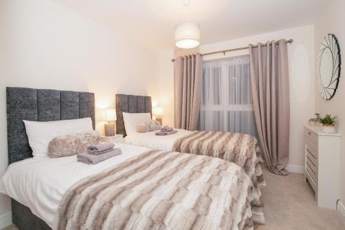 Ένα ή περισσότερα κρεβάτια σε δωμάτιο στο Stunning 2-Bed Apartment in Stevenage, Sleeps 5 with free Private Parking