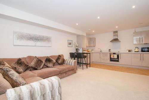Η κουζίνα ή μικρή κουζίνα στο Stunning 2-Bed Apartment in Stevenage, Sleeps 5 with free Private Parking