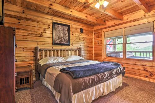 - une chambre avec un lit dans une cabane en rondins dans l'établissement Smoky's Lakeside Den, à Sevierville