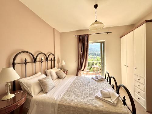 een slaapkamer met een groot bed en een raam bij Villa Marianna in Lourdhata
