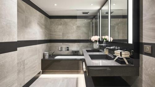 uma casa de banho com 3 lavatórios e um espelho grande em Parc du Cap Luxury Apartment em Antibes