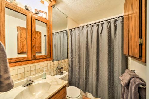 Bathroom sa Spacious Mancos Home with Furnished Deck and Yard!