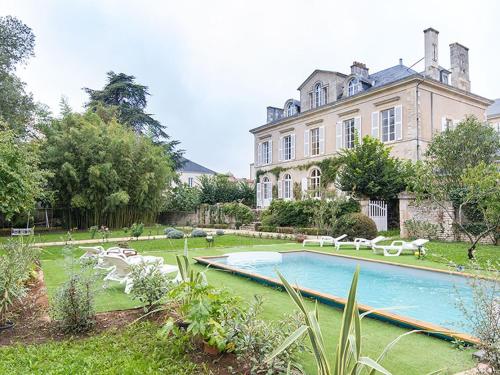 豐特奈勒孔特的住宿－Chambre d'hotes La maison de Maître，建筑前带游泳池的庄园