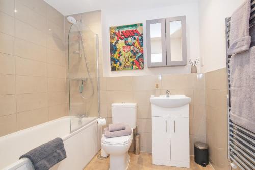 Koupelna v ubytování Stunning 2-Bed Apartment in Stevenage, Sleeps 5 with free Private Parking