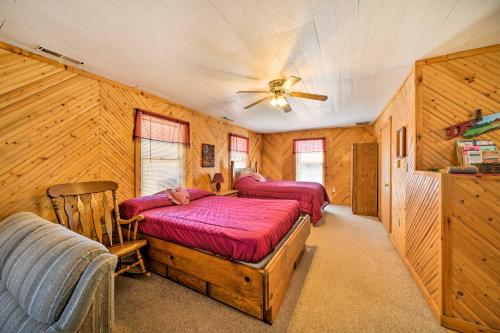 - une chambre avec 2 lits et un ventilateur de plafond dans l'établissement The Burgundy Cabin Iowa Retreat Pond and Fire Pit, à Spragueville