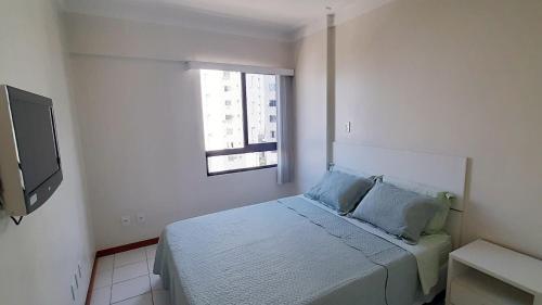 1 dormitorio con 1 cama y TV en Apartamento completo Salvador, en Salvador