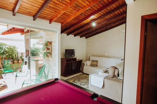 a living room with a pool table in a room at Casa c churrasq em Monte Castelo, Campo Grande-MS in Campo Grande