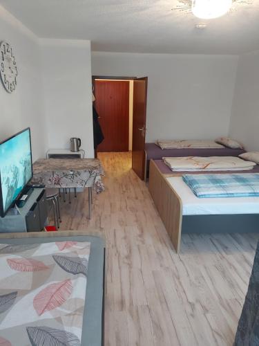 Postel nebo postele na pokoji v ubytování Steinhübel Uni-Nähe