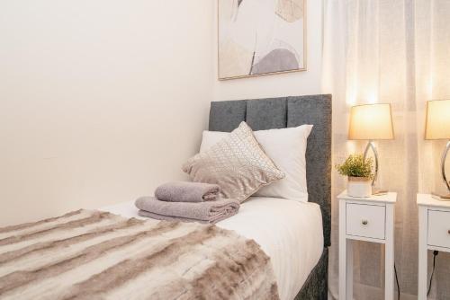 Ένα ή περισσότερα κρεβάτια σε δωμάτιο στο Stunning 2-Bed Apartment in Stevenage, Sleeps 5 with free Private Parking