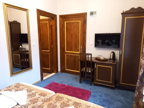 a room with a bed and a tv and a mirror at Emirhan Hotel & Sultanahmet in Istanbul