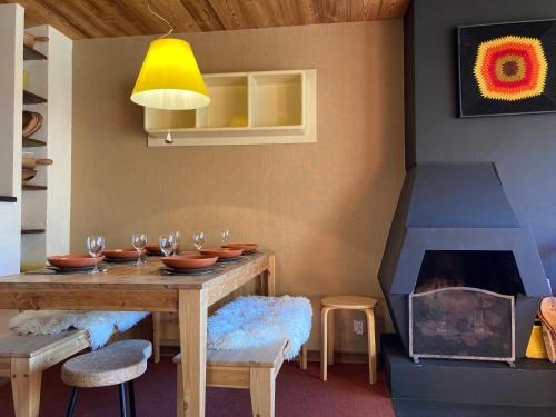 une salle à manger avec une table et une cheminée dans l'établissement Confort et style 70's - Duplex 3 pièces, skis aux pieds, Avoriaz - FR-1-634-57, à Avoriaz