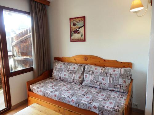 Ce lit se trouve dans un dortoir doté d'une fenêtre et d'un oreiller. dans l'établissement Appartement Avoriaz, 2 pièces, 4 personnes - FR-1-634-49, à Avoriaz