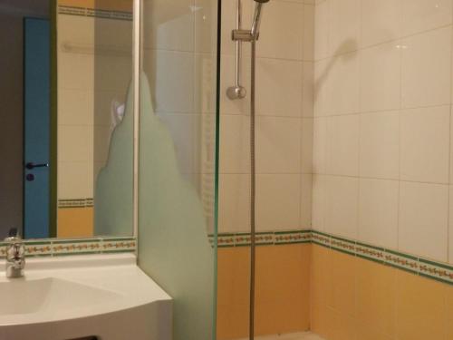 une douche avec une porte en verre à côté d'un lavabo dans l'établissement Appartement Avoriaz, 2 pièces, 4 personnes - FR-1-634-49, à Avoriaz