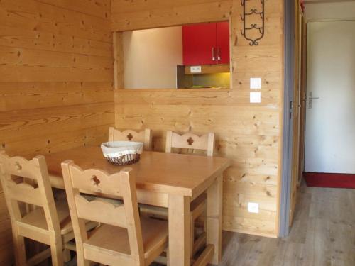 une salle à manger avec une table et des chaises en bois dans l'établissement Appartement cosy au cœur de la station, départ skis aux pieds, Wi-Fi, proximité commerces - FR-1-634-63, à Avoriaz